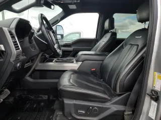 2018 Ford F-350 XL z VIN 1FT8W3BT1JEB01191, wystawiony jako Copart lot #61360815 z przebiegiem 211 542 mil mil oraz Czysty tytuł • Clean title. Historia ofert i sprzedaży dostępna na DreamBid. Obrazek 7.