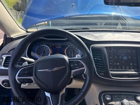2015 Chrysler 200 C z VIN 1C3CCCEG6FN583251, wystawiony jako Copart lot #54969025 z przebiegiem 86 173 mil mil oraz Tytuł czysty. Historia ofert i sprzedaży dostępna na DreamBid. Obrazek 9.