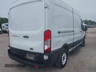 2019 Ford Transit z VIN 1FTYE2CMXKKB67987, wystawiony jako IAAI lot #42314124 z przebiegiem 46 021 mil mil oraz . Historia ofert i sprzedaży dostępna na DreamBid. Obrazek 4.