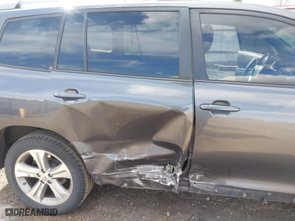 2010 Toyota Highlander Sport with VIN 5TDEK3EH1AS005738, listed as a IAAI auction lot 42028866 with 216,014 mi miles. Bid and sale history available at carsss.com. Image 6.