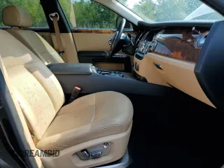 2010 Rolls-Royce Ghost z VIN SCA664S54AUX49006, wystawiony jako Copart lot #71230504 z przebiegiem Nie podano mil oraz Tytuł czysty. Historia ofert i sprzedaży dostępna na DreamBid. Obrazek 5.
