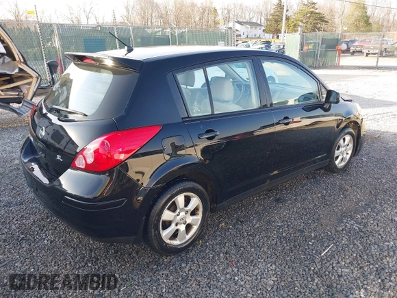 2007 Nissan Versa SL z VIN 3N1BC13E77L439385, wystawiony jako IAAI lot #41749821 z przebiegiem 137 521 mil mil oraz . Historia ofert i sprzedaży dostępna na DreamBid. Obrazek 4.