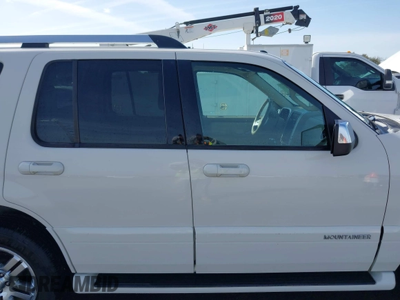 2008 Mercury Mountaineer Premier with VIN 4M2EU48878UJ15673, listed as a IAAI auction lot 41824470 with 96,941 mi miles. Bid and sale history available at carsss.com. Image 14.