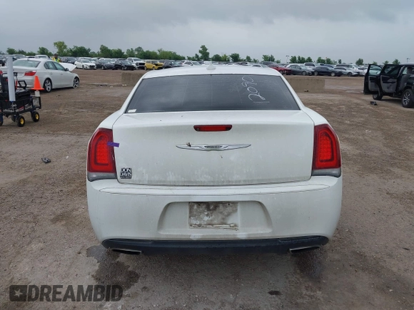2018 Chrysler 300 Touring L z VIN 2C3CCAAG5JH320468, wystawiony jako IAAI lot #42129913 z przebiegiem 188 134 mil mil oraz . Historia ofert i sprzedaży dostępna na DreamBid. Obrazek 16.