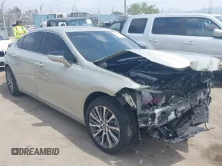 2021 Lexus ES 300h z VIN 58ADA1C13MU006581, wystawiony jako IAAI lot #42119376 z przebiegiem 70 375 mil mil oraz . Historia ofert i sprzedaży dostępna na DreamBid. Obrazek 1.