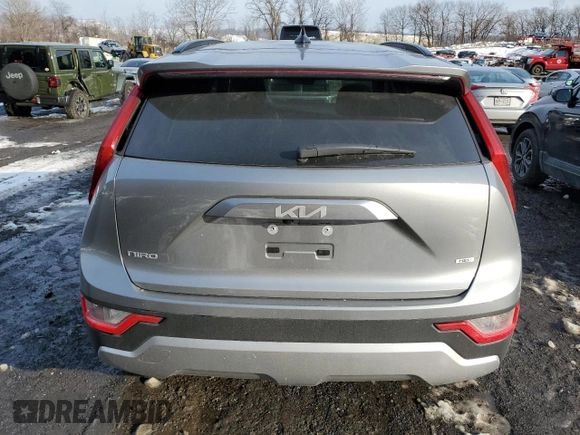 2024 Kia Niro LX with VIN KNDCP3LE0R5137103, listed as a Copart auction lot 43588865 with 4,224 mi miles and Salvage Title. Bid and sale history available at carsss.com. Image 6.