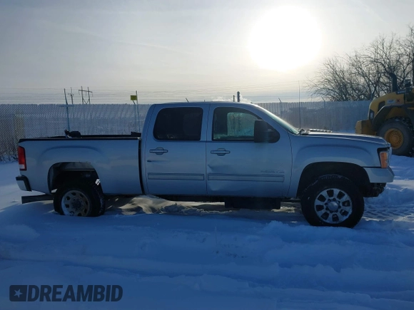 2011 GMC Sierra 2500HD SLT z VIN 1GT121C81BF180823, wystawiony jako IAAI lot #41565516 z przebiegiem 241 220 mil mil oraz . Historia ofert i sprzedaży dostępna na DreamBid. Obrazek 14.
