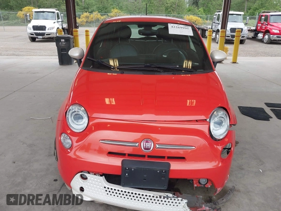 2017 FIAT 500e z VIN 3C3CFFGE2HT546074, wystawiony jako IAAI lot #42269995 z przebiegiem 42 782 mil mil oraz . Historia ofert i sprzedaży dostępna na DreamBid. Obrazek 12.