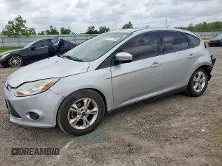 2014 Ford Focus SE z VIN 1FADP3K28EL277665, wystawiony jako Copart lot #57117395 z przebiegiem 166 469 mil mil oraz Szkody całkowita. Historia ofert i sprzedaży dostępna na DreamBid. Obrazek 1.