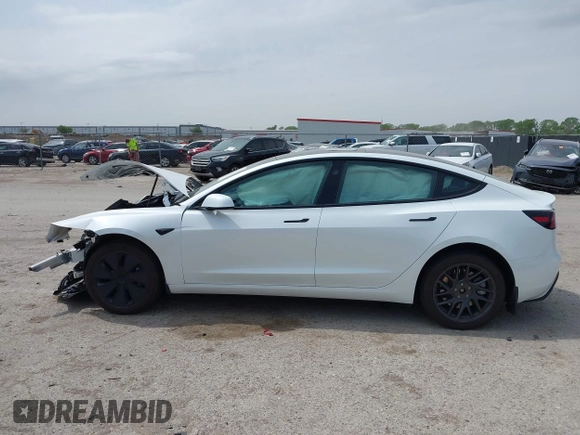 2024 Tesla Model 3 z VIN 5YJ3E1EAXRF853350, wystawiony jako IAAI lot #41946954 z przebiegiem Nie podano mil oraz . Historia ofert i sprzedaży dostępna na DreamBid. Obrazek 14.