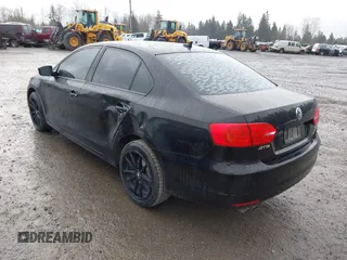 2011 Volkswagen Jetta SE z VIN 3VWDZ7AJXBM323766, wystawiony jako IAAI lot #41680351 z przebiegiem 122 660 mil mil oraz . Historia ofert i sprzedaży dostępna na DreamBid. Obrazek 3.