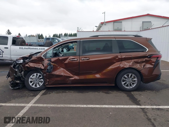 2022 Toyota Sienna XLE with VIN 5TDJRKEC4NS096017, listed as a IAAI auction lot 41708210 with 50,942 mi miles. Bid and sale history available at carsss.com. Image 14.
