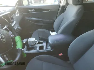 2019 Kia Sorento L z VIN 5XYPG4A35KG478504, wystawiony jako Copart lot #81063734 z przebiegiem Nie podano mil oraz Nie do naprawy • Non repairable. Historia ofert i sprzedaży dostępna na DreamBid. Obrazek 7.