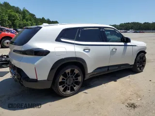 2023 BMW XM z VIN 5YM23CS00P9R52198, wystawiony jako Copart lot #57953684 z przebiegiem 5428 mil mil oraz Szkody całkowita. Historia ofert i sprzedaży dostępna na DreamBid. Obrazek 3.