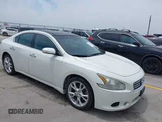 2014 Nissan Maxima S z VIN 1N4AA5AP4EC483045, wystawiony jako IAAI lot #42275527 z przebiegiem 242 660 mil mil oraz . Historia ofert i sprzedaży dostępna na DreamBid. Obrazek 1.