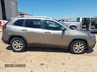 2017 Jeep Cherokee Latitude z VIN 1C4PJLCB4HW548974, wystawiony jako IAAI lot #42632527 z przebiegiem 193 255 mil mil oraz . Historia ofert i sprzedaży dostępna na DreamBid. Obrazek 13.