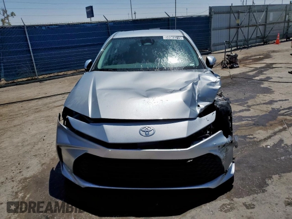 2025 Toyota Camry LE z VIN 4T1DAACKXSU033239, wystawiony jako Copart lot #58013215 z przebiegiem 17 008 mil mil oraz Czysty tytuł • Clean title. Historia ofert i sprzedaży dostępna na DreamBid. Obrazek 5.