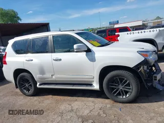 2013 Lexus GX 460 Premium z VIN JTJJM7FX8D5056053, wystawiony jako IAAI lot #42167295 z przebiegiem 189 652 mil mil oraz . Historia ofert i sprzedaży dostępna na DreamBid. Obrazek 13.
