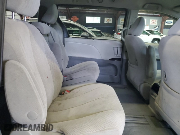 2011 Toyota Sienna LE AAS z VIN 5TDKK3DCXBS146656, wystawiony jako Copart lot #61140625 z przebiegiem 200 328 mil mil oraz Czysty tytuł • Clean title. Historia ofert i sprzedaży dostępna na DreamBid. Obrazek 11.