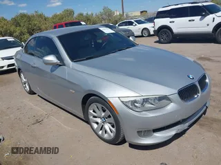 2011 BMW 3 Series 328i z VIN WBADW7C58BE726515, wystawiony jako IAAI lot #42077827 z przebiegiem 104 316 mil mil oraz . Historia ofert i sprzedaży dostępna na DreamBid. Obrazek 1.