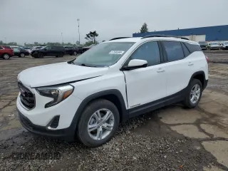 2021 GMC Terrain SLE z VIN 3GKALTEV2ML367500, wystawiony jako Copart lot #57590365 z przebiegiem 68 398 mil mil oraz Czysty tytuł • Clean title. Historia ofert i sprzedaży dostępna na DreamBid. Obrazek 1.