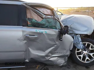 2020 GMC Yukon XL SLT z VIN 1GKS1GKC6LR238395, wystawiony jako IAAI lot #41522887 z przebiegiem Nie podano mil oraz . Historia ofert i sprzedaży dostępna na DreamBid. Obrazek 5.