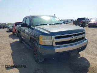 2007 Chevrolet Silverado 1500 LT w/1LT with VIN 2GCEC19C871677599, listed as a IAAI auction lot 41777993 with 207,626 mi miles. Bid and sale history available at carsss.com. Image 1.