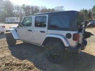 2023 Jeep Wrangler Sahara z VIN 1C4JJXP66PW703050, wystawiony jako Copart lot #53637455 z przebiegiem 7 525 mil mil oraz Czysty tytuł • Clean title. Historia ofert i sprzedaży dostępna na DreamBid. Obrazek 2.