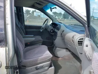 2000 Chrysler Voyager SE z VIN 1C4GJ44G8YB770649, wystawiony jako IAAI lot #42217547 z przebiegiem 239 986 mil mil oraz . Historia ofert i sprzedaży dostępna na DreamBid. Obrazek 5.
