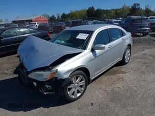 2012 Chrysler 200 Touring z VIN 1C3CCBBG7CN175089, wystawiony jako IAAI lot #42063106 z przebiegiem 156 722 mil mil oraz . Historia ofert i sprzedaży dostępna na DreamBid. Obrazek 2.