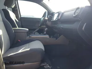 2020 Toyota Tacoma SR5 z VIN 3TMCZ5AN9LM296826, wystawiony jako IAAI lot #42533149 z przebiegiem 72 375 mil mil oraz . Historia ofert i sprzedaży dostępna na DreamBid. Obrazek 5.