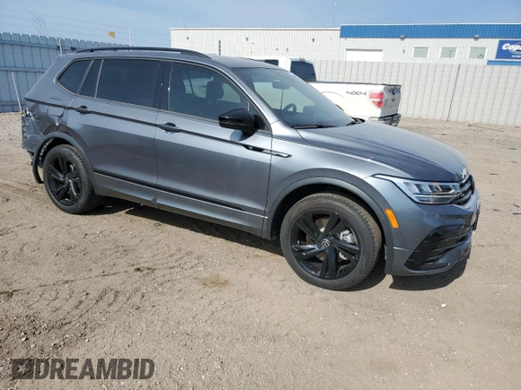 2024 Volkswagen Tiguan SE R-Line Black z VIN 3VV8B7AX6RM105221, wystawiony jako Copart lot #60552975 z przebiegiem 14 953 mil mil oraz Szkoda całkowita • Salvage title. Historia ofert i sprzedaży dostępna na DreamBid. Obrazek 4.