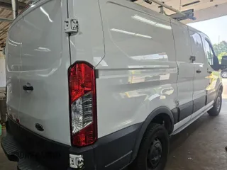 2015 Ford Transit Cargo z VIN 1FTNR1ZM8FKA55185, wystawiony jako IAAI lot #42515954 z przebiegiem 86 918 mil mil oraz . Historia ofert i sprzedaży dostępna na DreamBid. Obrazek 23.