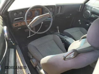 1976 Chevrolet Monte Carlo z VIN 1H57L6Z427472, wystawiony jako Copart lot #58806805 z przebiegiem 88 259 mil mil oraz Czysty tytuł • Clean title. Historia ofert i sprzedaży dostępna na DreamBid. Obrazek 8.