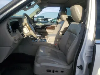 2010 Lincoln Navigator z VIN 5LMJJ2H58AEJ10577, wystawiony jako Copart lot #46904225 z przebiegiem 131 479 mil mil oraz Czysty tytuł • Clean title. Historia ofert i sprzedaży dostępna na DreamBid. Obrazek 7.