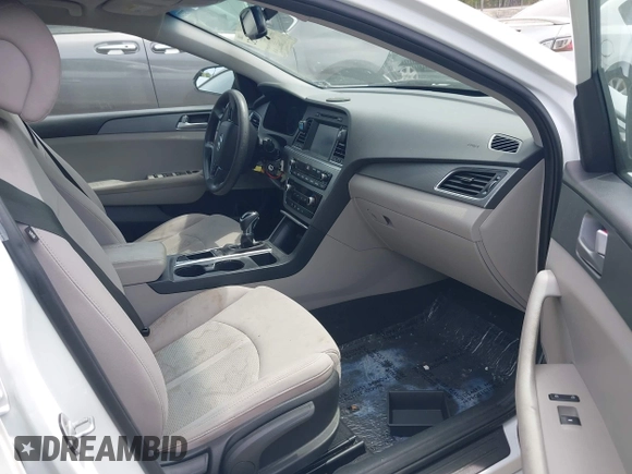 2017 Hyundai Sonata 2.4L z VIN 5NPE24AF8HH552970, wystawiony jako IAAI lot #42075452 z przebiegiem 116 714 mil mil oraz . Historia ofert i sprzedaży dostępna na DreamBid. Obrazek 5.