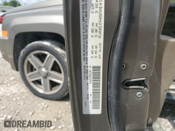 2007 Jeep Patriot Sport z VIN 1J8FF28W07D297912, wystawiony jako Copart lot #57045335 z przebiegiem 286 621 mil mil oraz Szkoda całkowita • Salvage title. Historia ofert i sprzedaży dostępna na DreamBid. Obrazek 12.