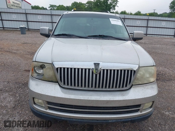 2005 Lincoln Navigator Luxury with VIN 5LMFU27585LJ15553, listed as a IAAI auction lot 42090461 with 243,871 mi miles. Bid and sale history available at carsss.com. Image 12.