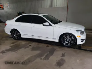 2013 Mercedes-Benz C 300 Sport z VIN WDDGF8AB9DR260965, wystawiony jako Copart lot #59352815 z przebiegiem 134 994 mil mil oraz Szkoda całkowita • Salvage title. Historia ofert i sprzedaży dostępna na DreamBid. Obrazek 4.