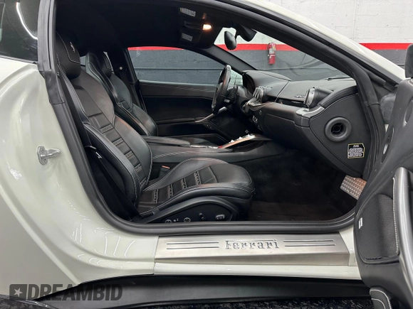 2016 Ferrari F12 z VIN ZFF74UFA2G0214140, wystawiony jako Copart lot #81488384 z przebiegiem 11 434 mil mil oraz Czysty tytuł • Clean title. Historia ofert i sprzedaży dostępna na DreamBid. Obrazek 5.