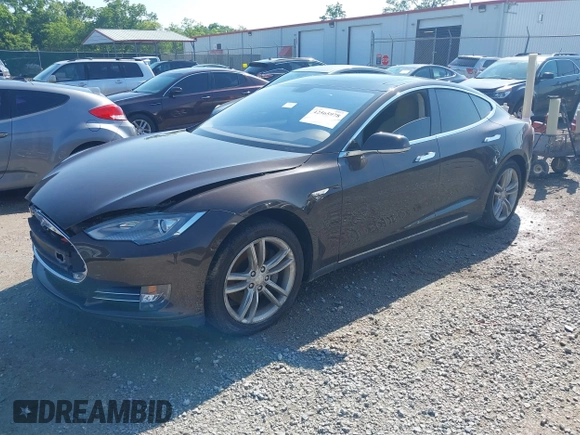 2013 Tesla Model S z VIN 5YJSA1DN6DFP03367, wystawiony jako IAAI lot #42565978 z przebiegiem 105 945 mil mil oraz . Historia ofert i sprzedaży dostępna na DreamBid. Obrazek 19.