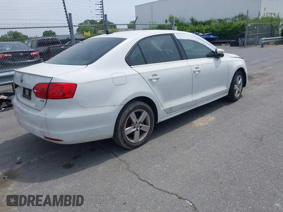 2014 Volkswagen Jetta TDI w/Premium/Nav with VIN 3VWLL7AJ4EM430524, listed as a IAAI auction lot 42268673 with 137,721 mi miles and . Bid and sale history available at DreamBid. Image 4.