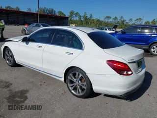 2016 Mercedes-Benz C 300 z VIN 55SWF4JB3GU155524, wystawiony jako IAAI lot #42039740 z przebiegiem 191 469 mil mil oraz . Historia ofert i sprzedaży dostępna na DreamBid. Obrazek 3.