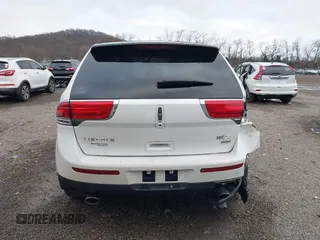 2011 Lincoln MKX with VIN 2LMDJ8JK0BBJ08813, listed as a IAAI auction lot 40978551 with 184,382 mi miles. Bid and sale history available at carsss.com. Image 16.