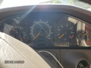 1996 Mercedes-Benz S 320 z VIN WDBGA33EXTA319438, wystawiony jako Copart lot #68985544 z przebiegiem Nie podano mil oraz Szkody całkowita. Historia ofert i sprzedaży dostępna na DreamBid. Obrazek 9.