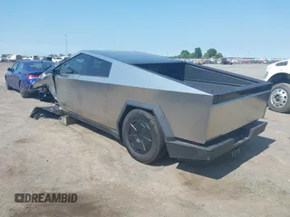 2024 Tesla Cybertruck с VIN 7G2CEHED5RA053763, выставлен на аукционе IAAI как лот 42337217 с пробегом Не указан миль и . История ставок и продаж доступна на DreamBid. Изображение 3.