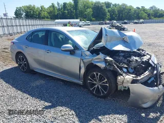 2020 Toyota Camry SE z VIN 4T1G11AK5LU983431, wystawiony jako IAAI lot #42188290 z przebiegiem 130 951 mil mil oraz . Historia ofert i sprzedaży dostępna na DreamBid. Obrazek 1.