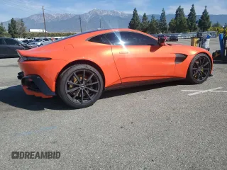 2020 Aston Martin Vantage z VIN SCFSMGAW4LGN03925, wystawiony jako Copart lot #50793594 z przebiegiem Nie podano mil oraz Szkody całkowita. Historia ofert i sprzedaży dostępna na DreamBid. Obrazek 3.
