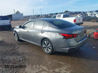 2021 Nissan Altima 2.5 SV with VIN 1N4BL4DV1MN417395, listed as a IAAI auction lot 41180100 with 162,422 mi miles. Bid and sale history available at carsss.com. Image 3.