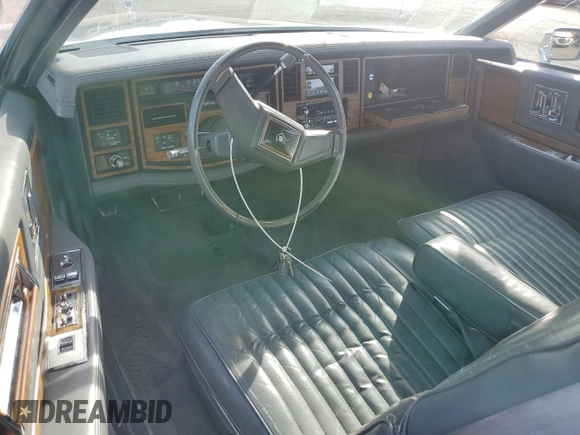 1985 Cadillac Eldorado z VIN 1G6EL5786FE628861, wystawiony jako Copart lot #76372384 z przebiegiem 15 146 mil mil oraz Szkody całkowita. Historia ofert i sprzedaży dostępna na DreamBid. Obrazek 8.